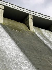 Vírská přehrada nabízí nevšední pohled - voda naposledy přetékala přes přeliv v roce 2009. Také to bylo jen kvůli měření