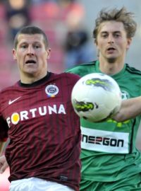 Utkání 23. kola první fotbalové ligy: Sparta Praha - 1. FK Příbram, 1. dubna v Praze. Manuel Pamič ze Sparty (vlevo) a Martin Šlapák z Příbrami (vpravo)