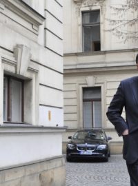 Předseda Věcí veřejných (VV) Radek John přichází v Praze na bilaterální jednání stran vládní koa
