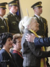 Ministr obrany Alexandr Vondra předal osvědčení účastníkům odboje a odporu proti komunismu, jednou z nich je i Hana Truncová