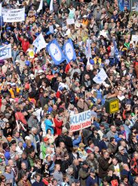 Protivládní demonstrace, kterou pořádají odbory a dvě desítky organizací a iniciativ v Praze