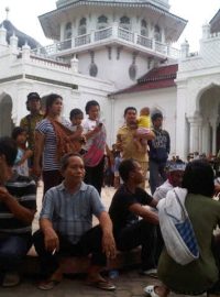 Lidé se kvůli zemětřesení shromáždili před mešitou v Acehu