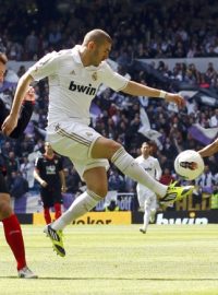 Real Madrid&#039;s Karim Benzema (C) fights for the ball with Sevilla FC&#039;s Ivan Rakitic (L) during their Spanish first division soccer match at Santiago Bernabeu stadium in Madrid April 29, 2012