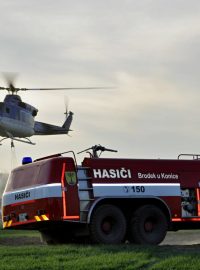 S likvidací požáru u Přemyslovic pomáhal hasičům i vrtulník