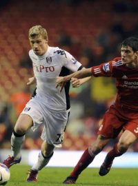 Fulham&#039;s Pavel Porgrebnyak (C) is challenged by Liverpool&#039;s Martin Kelly (R) and Jay Spearing during their English Premier League soccer match at Anfield stadium in Liverpool, northern England May 1, 2012
