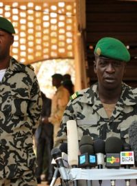 Kapitán Amadou Sanoga (vpravo), vůdce vojenské junty v Mali