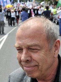 Odborový předák Jaroslav Zavadil v protestním průvodu k Úřadu vlády