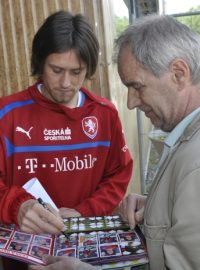 Kapitán fotbalové reprezentace Tomáš Rosický se podepisuje jednomu z fanoušků po tréninku v Bad Waltersdorfu