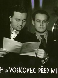 Jan Werich (vlevo) a Jiří Voskovec, druhá polovina 30. let