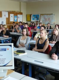 Rakouští studenti poslouchají přednášku ředitele údržby Jaderné elektrárny Temelín Jiřího Tyce