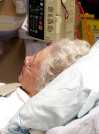 Pacientka v nemocnici. Ilustrační foto