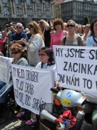 Demonstrace &quot;Za přežití seniorů&quot;, kterou svolala Rada seniorů ČR, na náměstí Jana Palacha