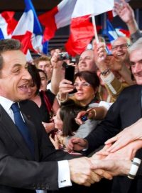 Nicolas Sarkozy se zdraví se svými příznivci
