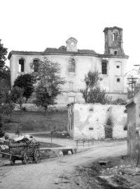 Pohled na střed vypálených Lidic s kostelem sv. Martina 11. června 1942 (unikátní snímek pořízený tajně českým četníkem Josefem Sýkorou)