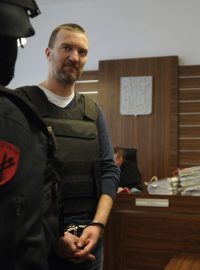 Vězeňská služba odvádí Tomáše Pitra od pražského městského soudu
