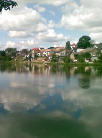 Rybník Peklo v Polné trápí každoročně sinice