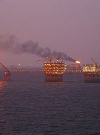 Těžba ropy na pobřeží