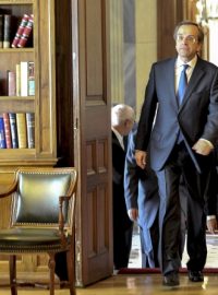 Nový řecký premiér Antonis Samaras přichází do prezidentského paláce, kde složil přísahu.