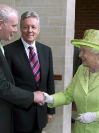 Britská královna Alžběta II. se setkala s irským republikánem Martinem McGuinnessem