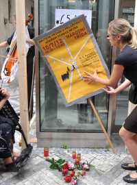 Lidé se zdravotním postižením protestují proti uzavření zastávky metra Národní třída
