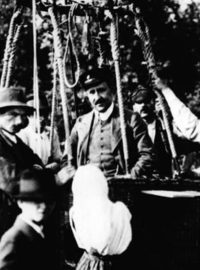 Rakouský fyzik Victor Franz Hess v koši balonu. V roce 1912 z něj objevil kosmické záření.