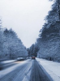 Zasněžená silnice (ilustrační foto)