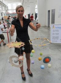 Provozní manažerka Techmanie Andrea Pekárová s modely sluneční soustavy od sourozenců Vosových