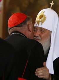 Moskevský patriarcha Kiril se vítá s varšavským arcibiskupem Kazimierzem Nyczem