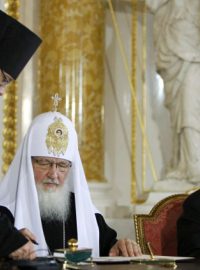 Patriarcha ruské pravoslavné církve Kirill s předsedou polské biskupské konference Józefem Michalikem podepsali výzvu k usmíření