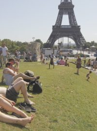 Někteří Pařížané si africká vedra  užívají