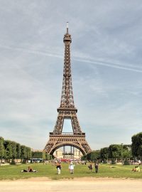 Eiffelova věž a Martovo pole v Paříži