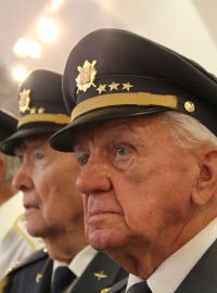 Setkání se zúčastnili také plukovník Emil Boček (vpravo), plukovník Alois Dubec a podplukovník Jiří Neliba (vlevo)