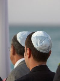 Židé s jarmulkami