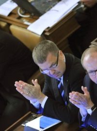 Poslanci ODS Marek Šnajdr, Petr Tluchoř a Ivan Fuksa na zasedání sněmovny