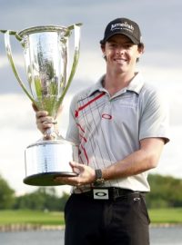Severní Ir Rory McIlroy se raduje z druhé trofeje během dvou týdnů