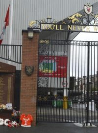 Před liverpoolským stadionem Anfield Road je důkaz, že fanoušci na Hillsborough nezapomněli
