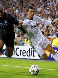 Real Madrid&#039;s Cristiano Ronaldo (R) is challenged by Manchester City&#039;s Vincent Kompany during their Champions League Group D soccer match at the Santiago Bernabeu stadium in Madrid, September 18, 2012
