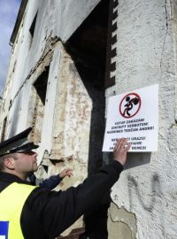 Ústečtí strážníci kontrolovali poškozené domy v Předlicích