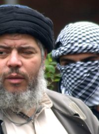 Islamistický extremista Abú Hamza Masrí se svým bodyguardem