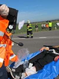 Záchranáři připravují zranění ke transportu do nemocnice
