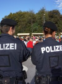 Tyrolská policie stojí u dálnici A12. Ilustrační foto.
