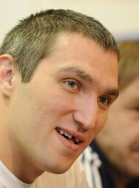 Ruský hokejista Alexandr Ovečkin přijel do Prahy, kde v úterý nastoupí za Dynamo Moskva proti Lvu Praha