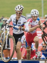 Belgičan Kevin Pauwels (vpravo) vyhrál závod Světového poháru v cyklokrosu, který se jel 21. října v Táboře. Vlevo je jeho krajan Niels Albert, který skončil třetí.