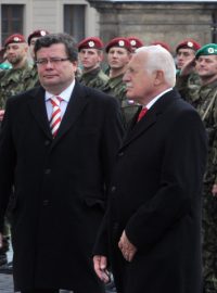 Pietního aktu se zúčastnil prezident Václav Klaus a ministr obrany Alexandr Vondra.jpg