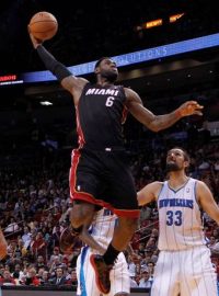 LeBron James (ve výskoku) by měl i letos táhnout basketbalistky Miami