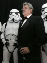 Americký režisér Geoge Lucas pózuje s postavami ze svého filmu Hvězdné války.