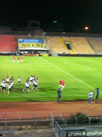 Fotbalisté Sparty si na stadionu Kiryat Elizer vyzkoušeli i trénink ve velkých teplotách a vysoké vlhkosti