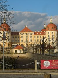 Zámek Moritzburg, v jehož okolí se Tři oříšky pro Popelku natáčely