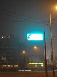 Obří svítící billboard na rondelu na Bukově oslňuje řidiče a budí lidi v okolních bytech