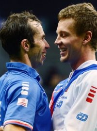 Radek Štěpánek se raduje s Tomášem Berdychem z vítězství v Davis cupu